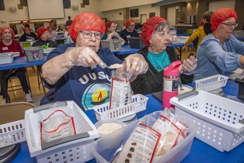 Linda Marsden and Nancy Commisso weigh the bags for a perfect measure.